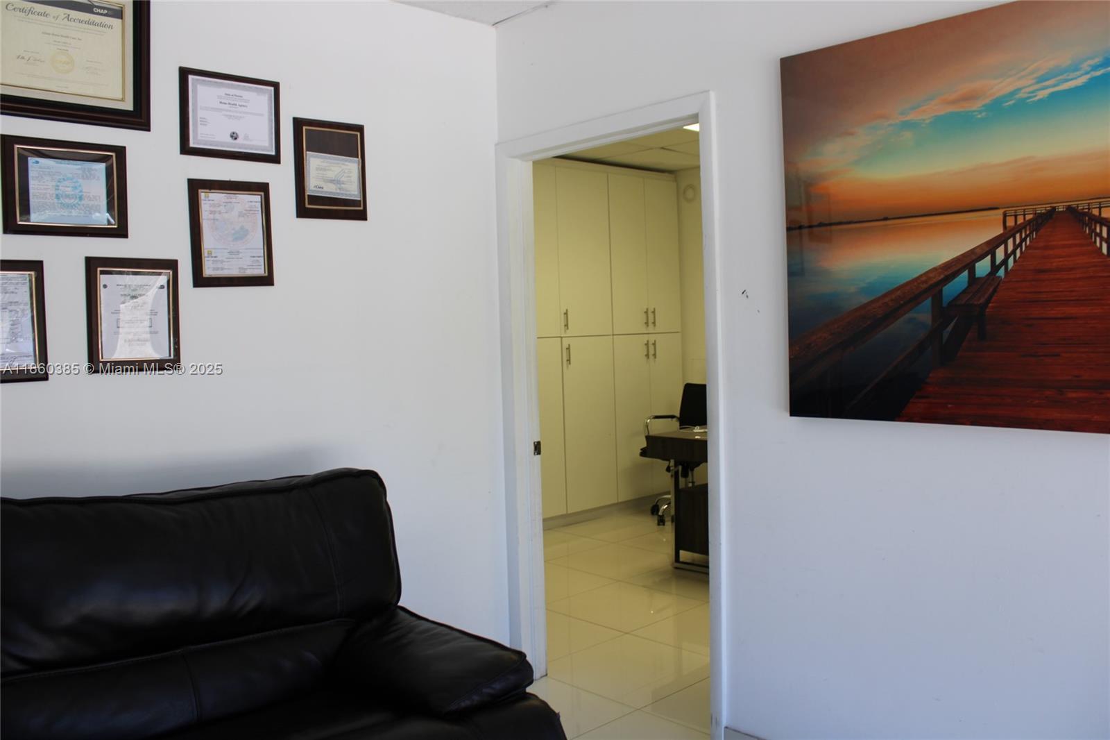 Commercial - фото