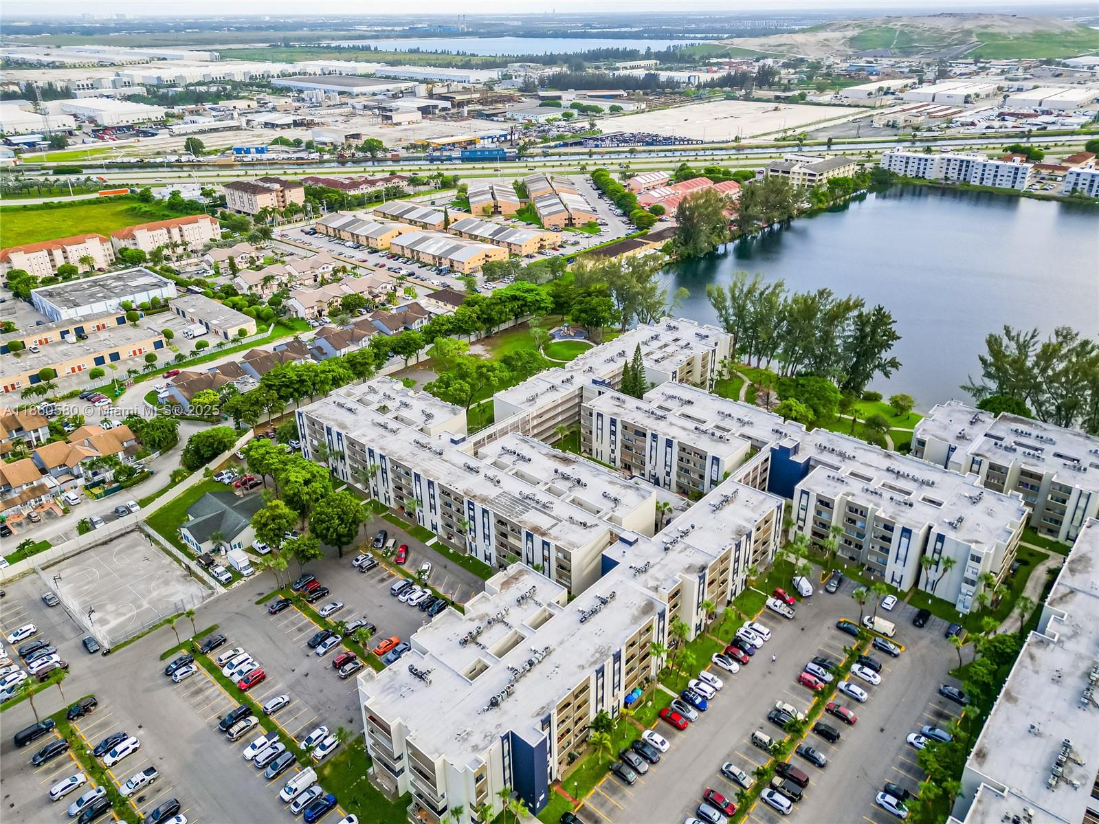 SAMARI LAKE EAST CONDO - фото