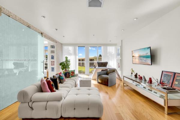 10275 COLLINS AVE #102, BAL HARBOUR, FL 33154