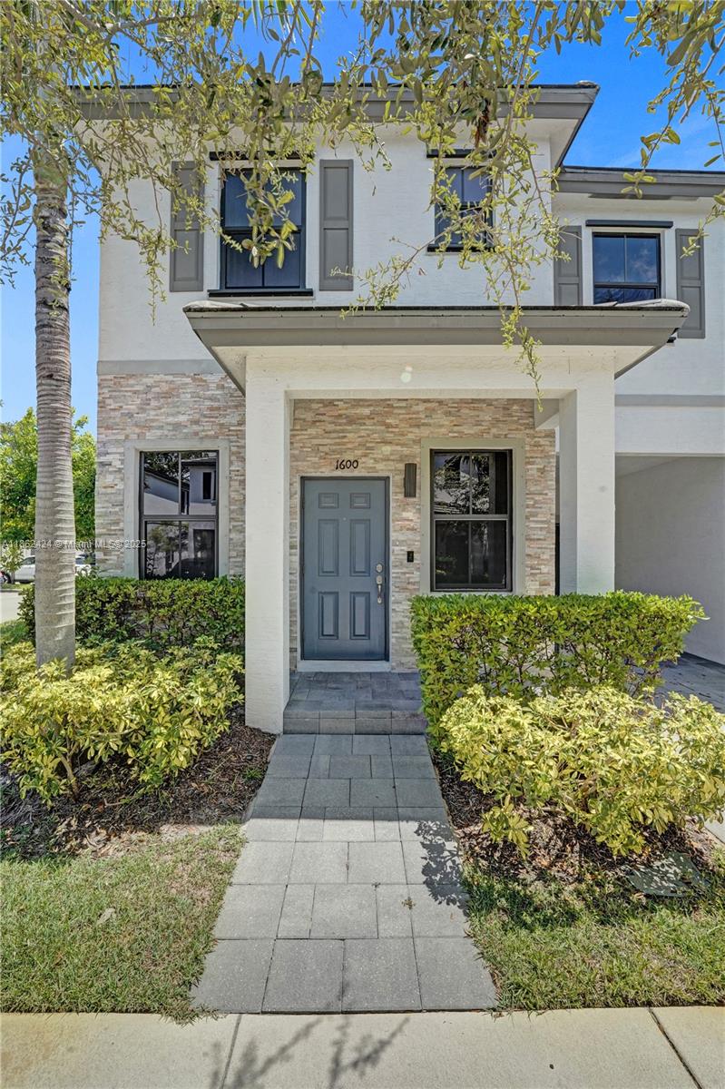 The Edge on 15 - фото