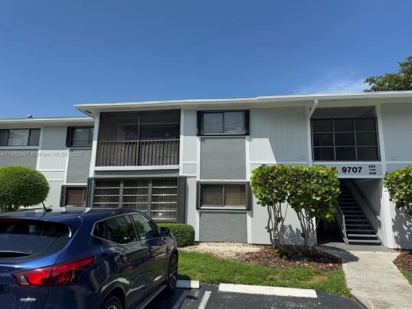 LAKEVIEW AT HAMMOCKS COND