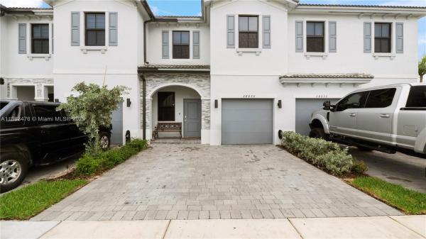 LAKE VICTORIA TOWNHOMES