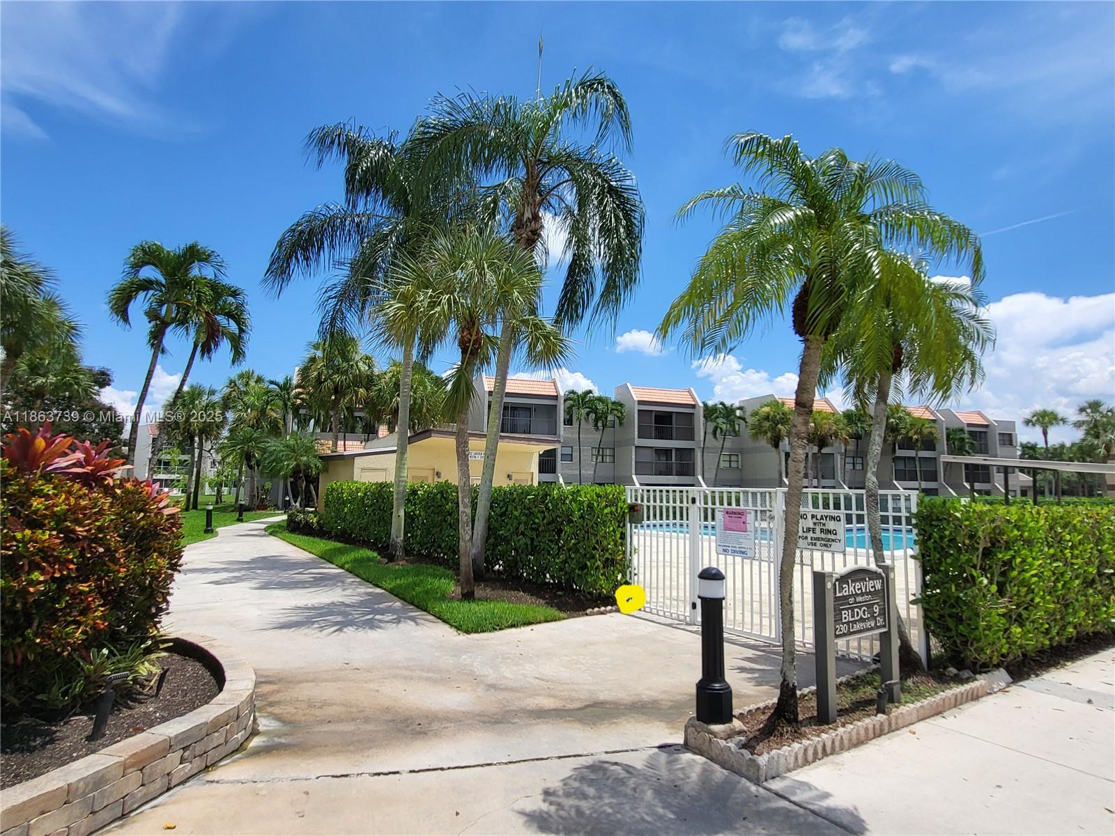 BUILDING NINE OF RACQUET - фото