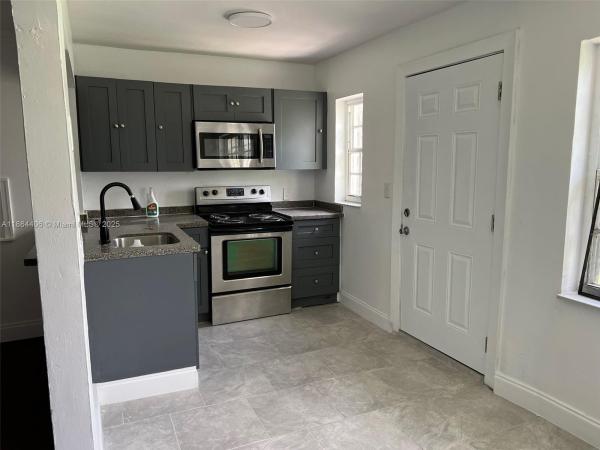 HOLLYWOOD LITTLE RANCHES