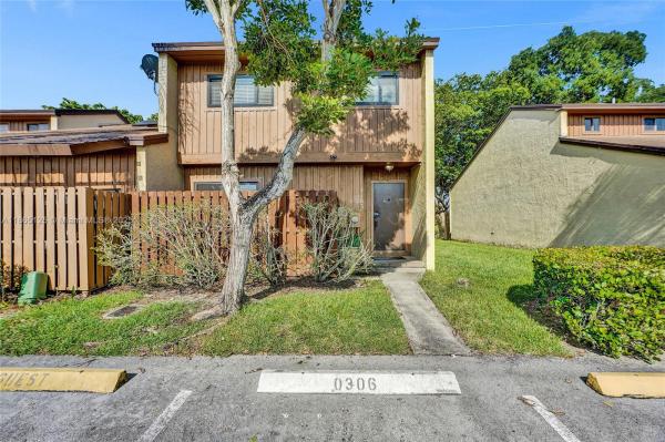 PINE ISLAND LAKES TOWNHOM