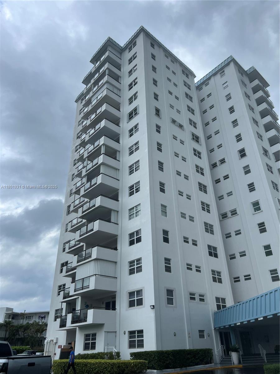 LEISURE TOWERS CONDO - фото