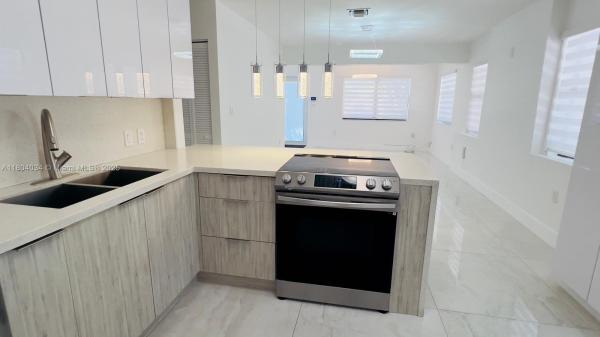 HOLLYWOOD LITTLE RANCHES