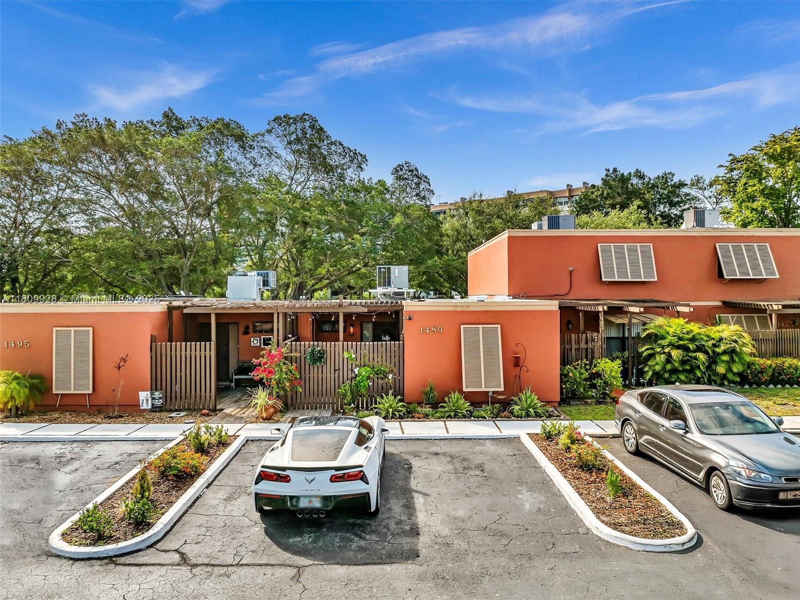 Villas East - фото