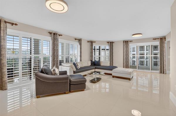 200 EAST PALMETTO PARK