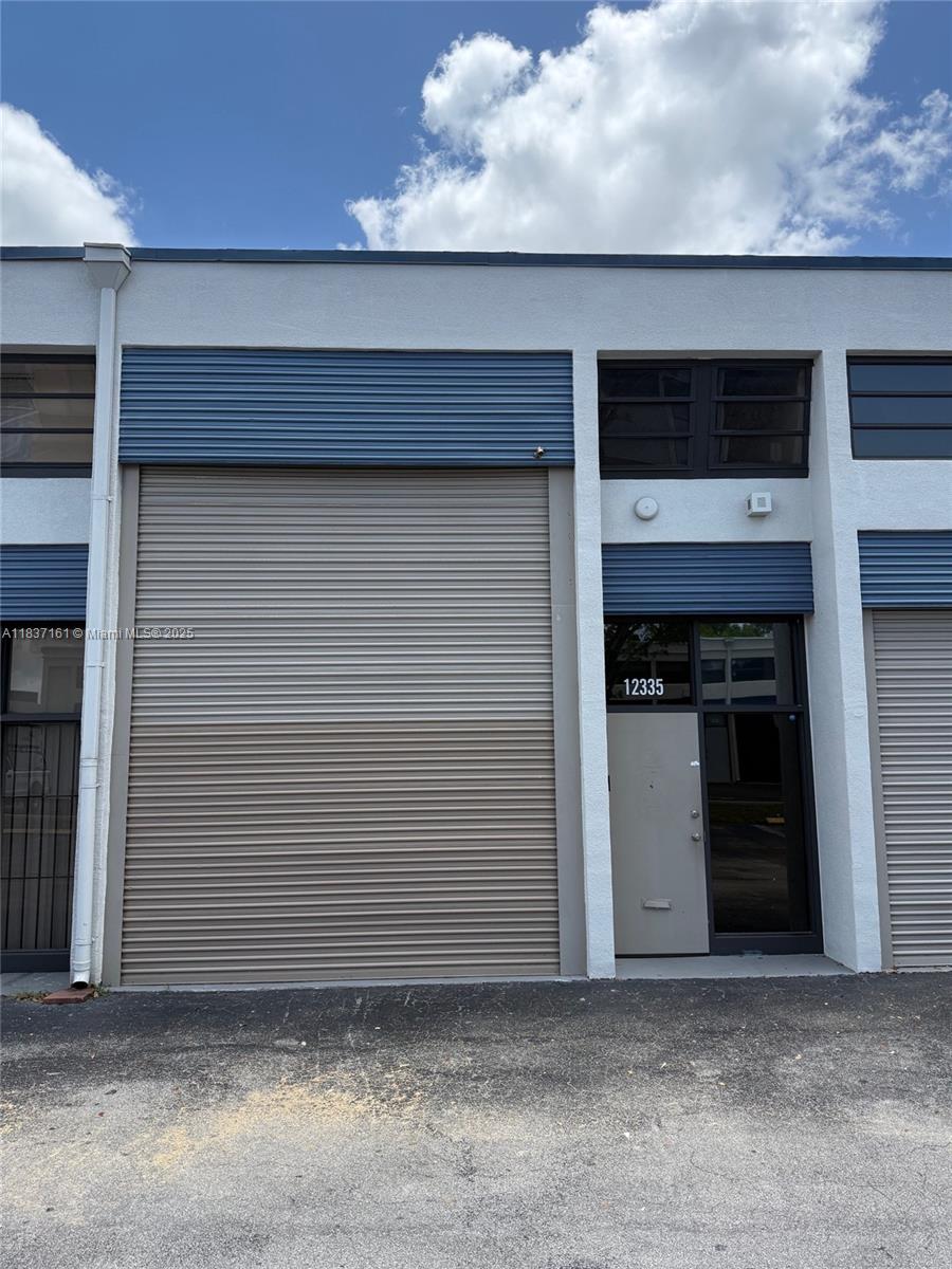 Commercial - фото