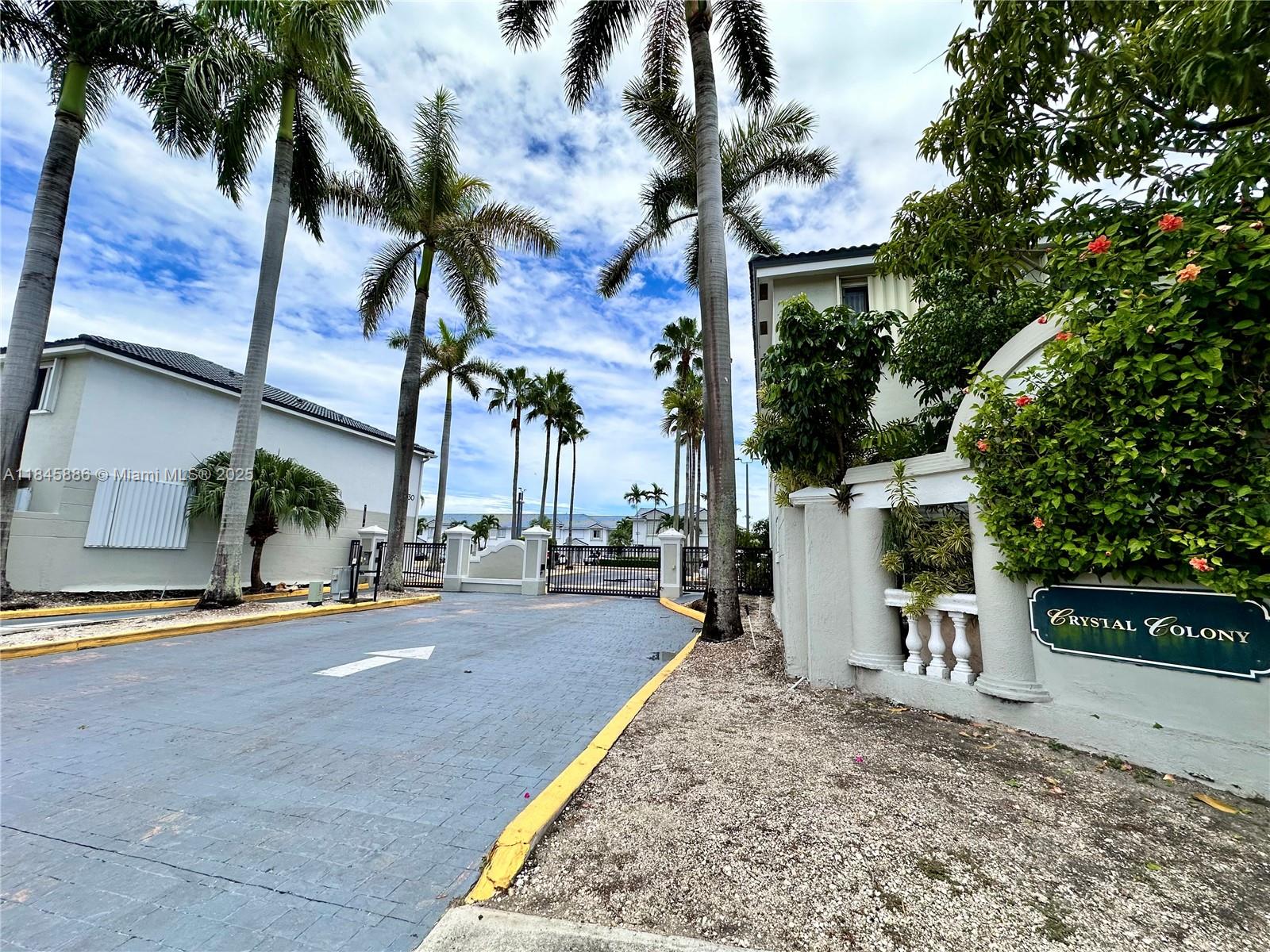 CRYSTAL COLONY CONDO - фото