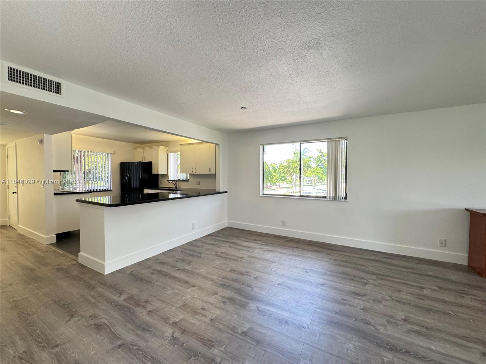 SADDLE CLUB GARDEN APTS A - фото