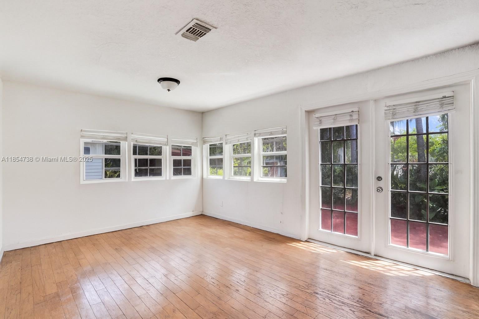 NORTH HOLLYWOOD - фото