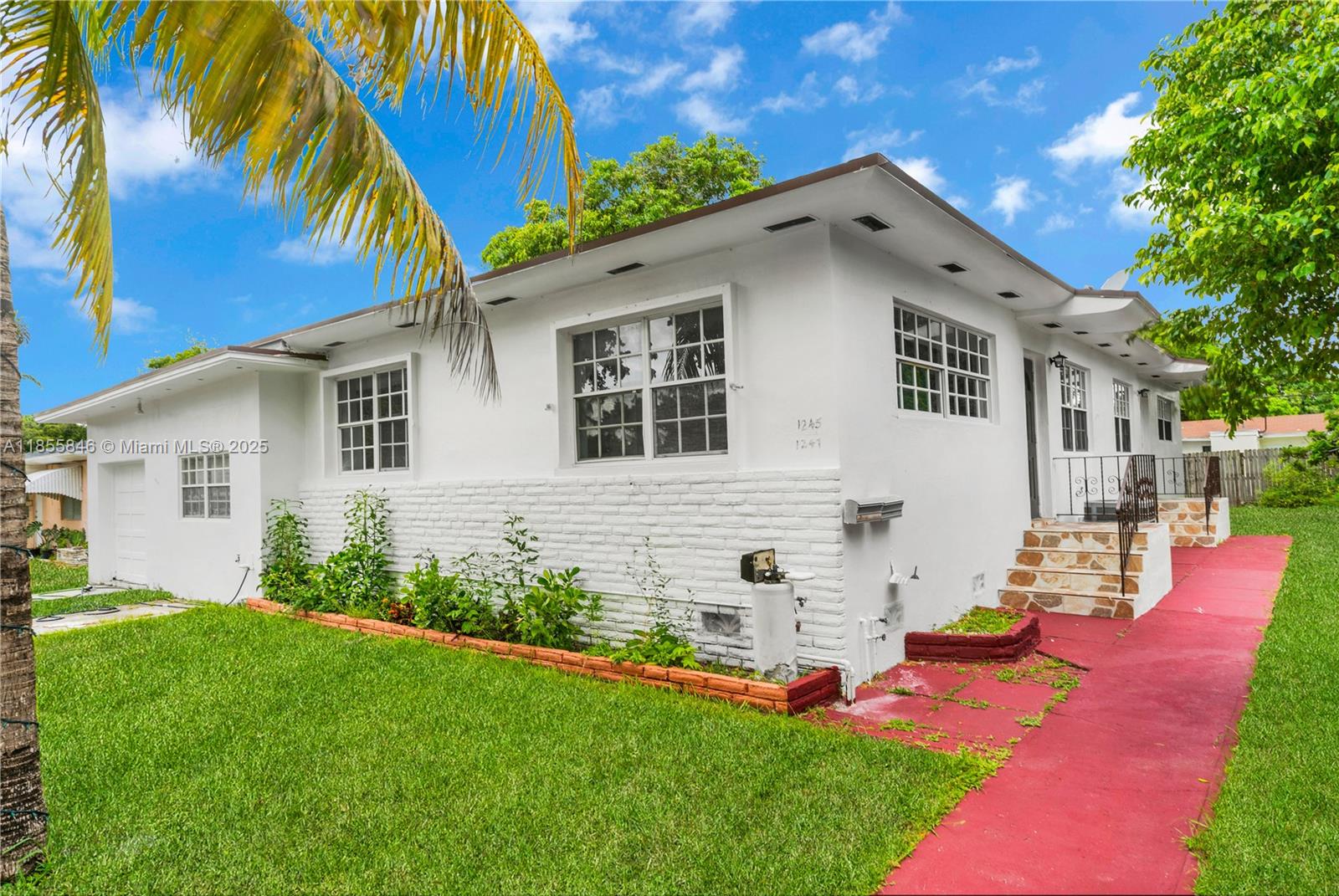 ROBERTA MANOR - фото