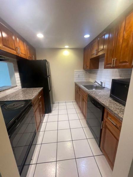 PROMENADE AT KENDALE LAKE