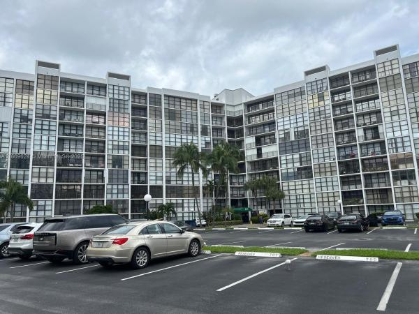 800 PARKVIEW DR #406, HALLANDALE BEACH, FL 33009