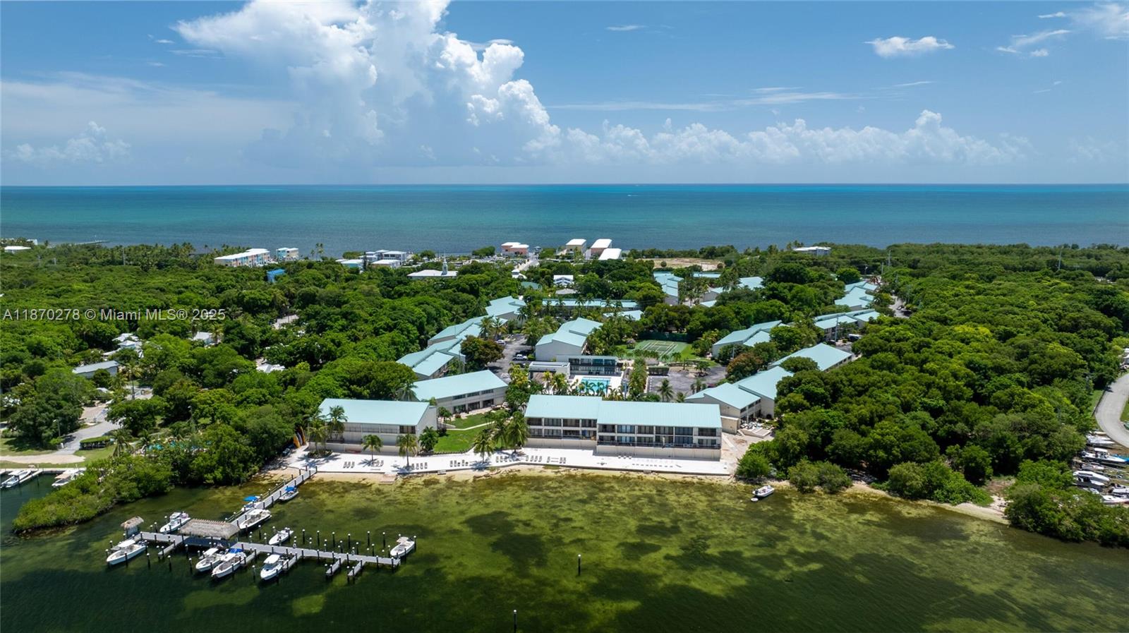 Executive Bay Club - фото