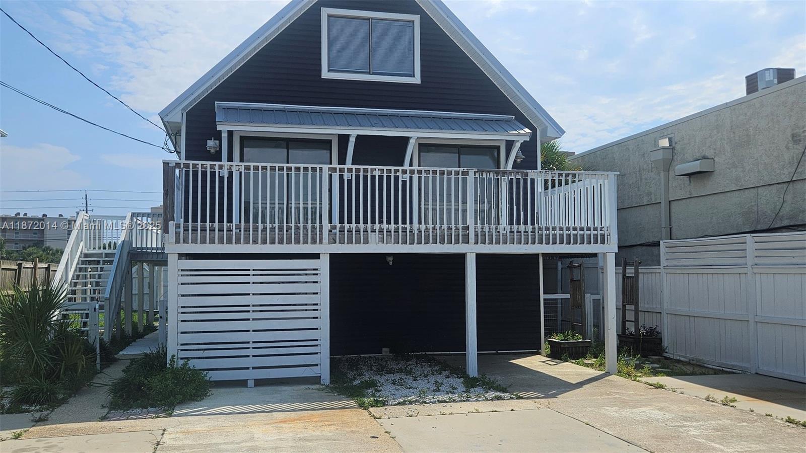 HOLIDAY BEACH - фото