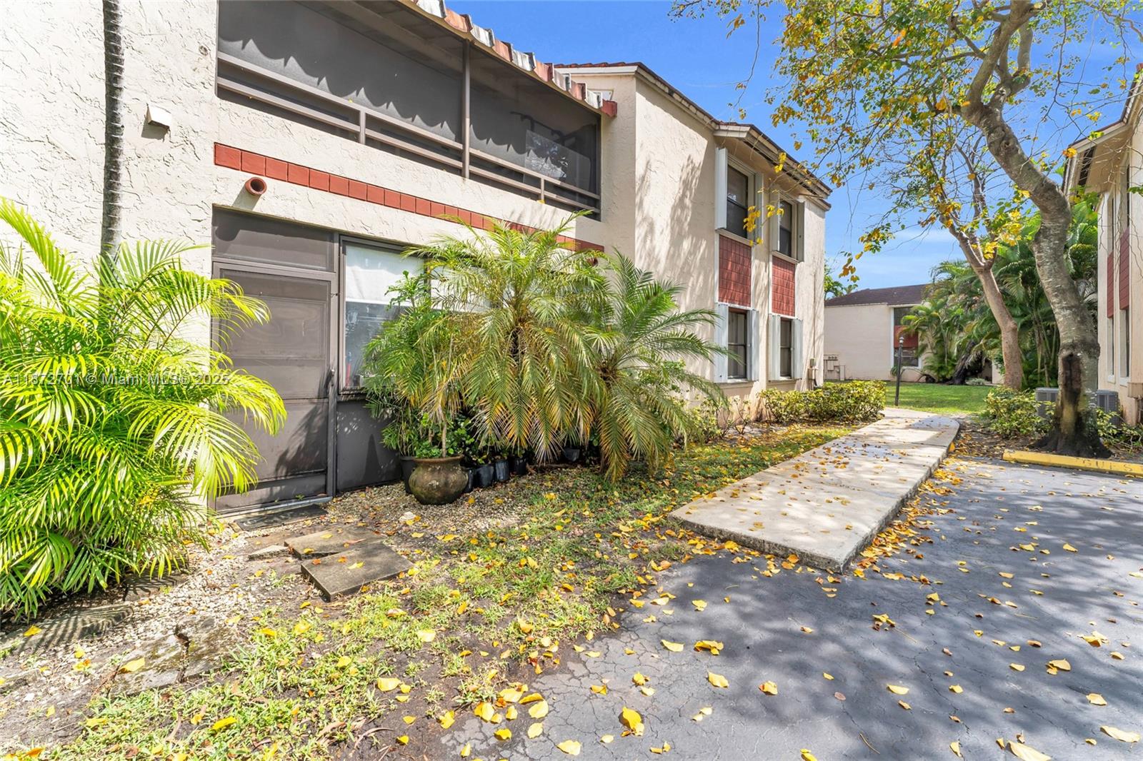 QUATRAINE CONDO IV - фото