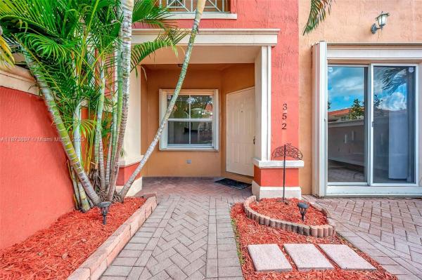 THE GATES AT DORAL ISLES