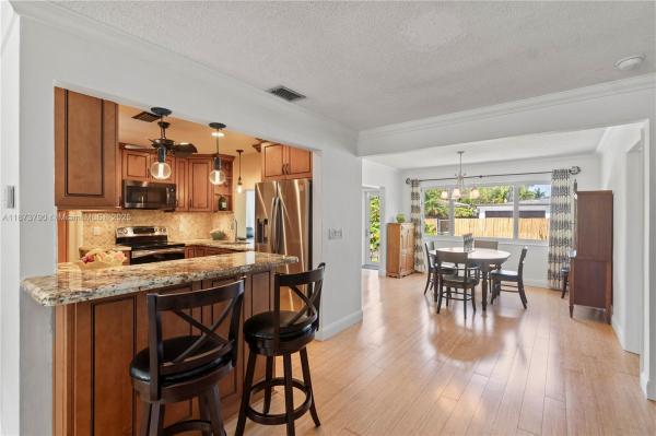 HOLLYWOOD LAKES SECTION