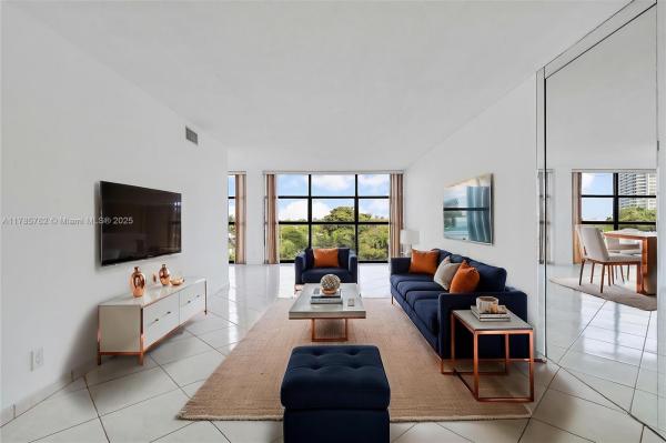 600 PARKVIEW DR #525, HALLANDALE BEACH, FL 33009