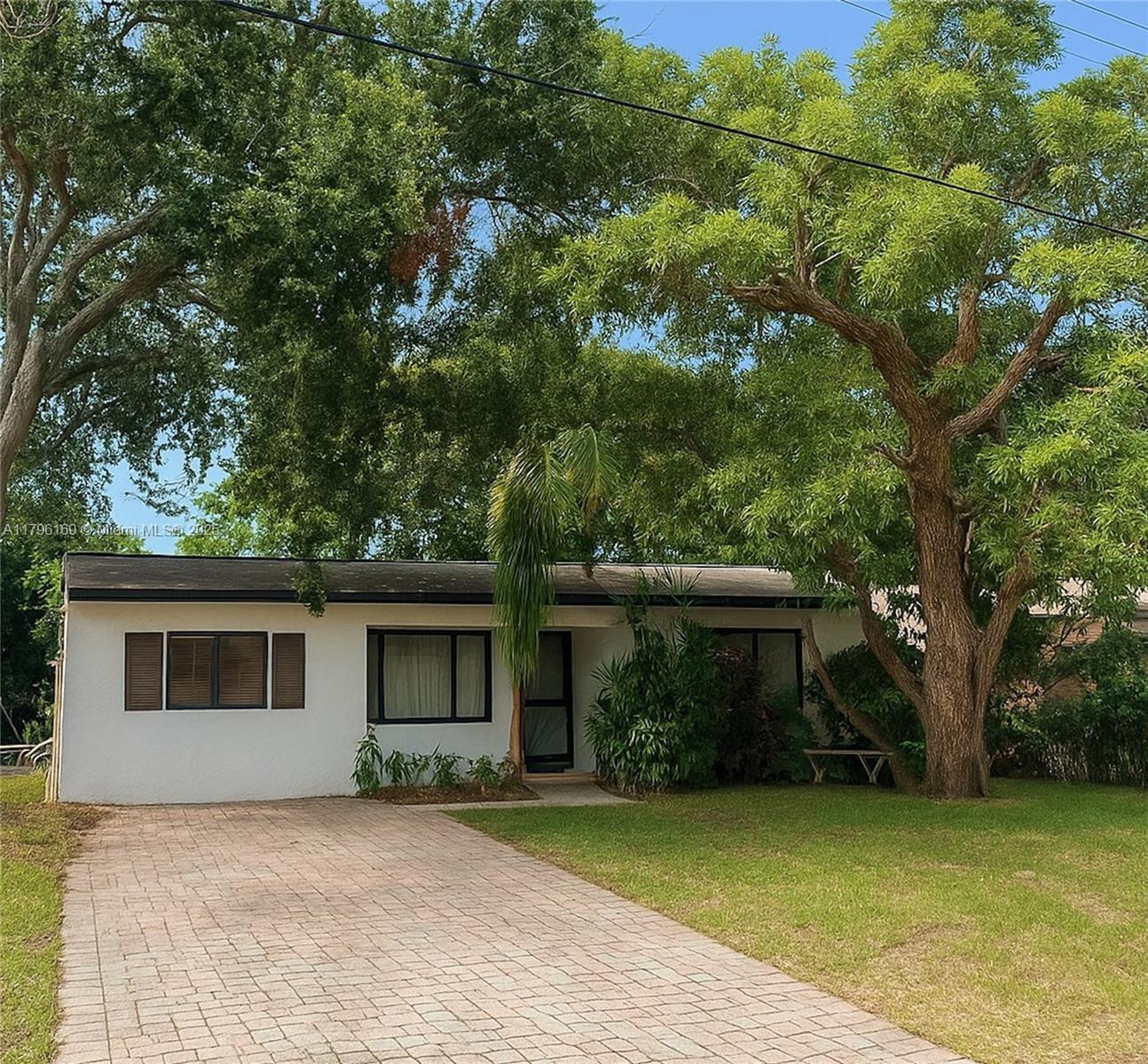 JACKSON HEIGHTS - фото