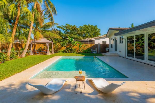 HOLLYWOOD LAKES SECTION