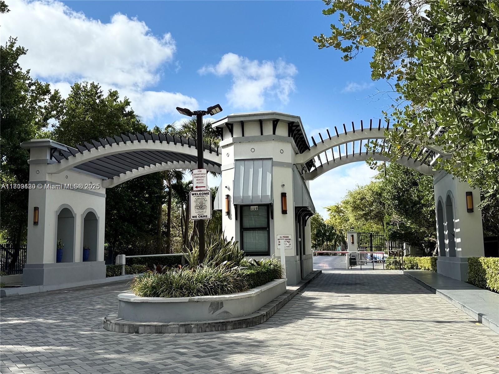 Poinciana IS YT & RCQ CLU - фото