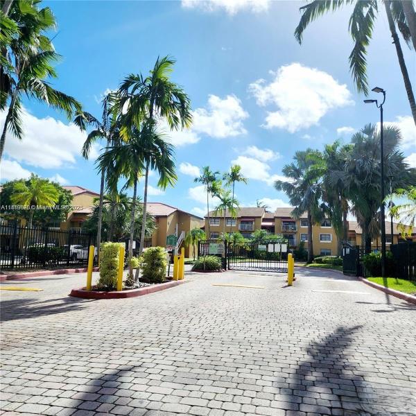 THE COURTS AT KENDALL CON