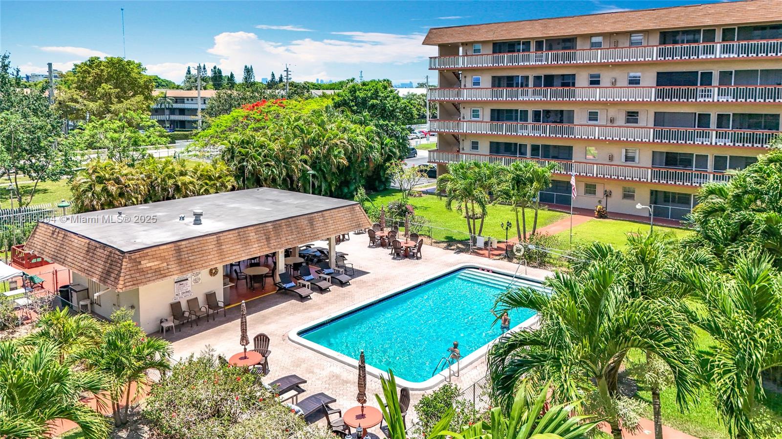 Beverly Hills Condo - фото