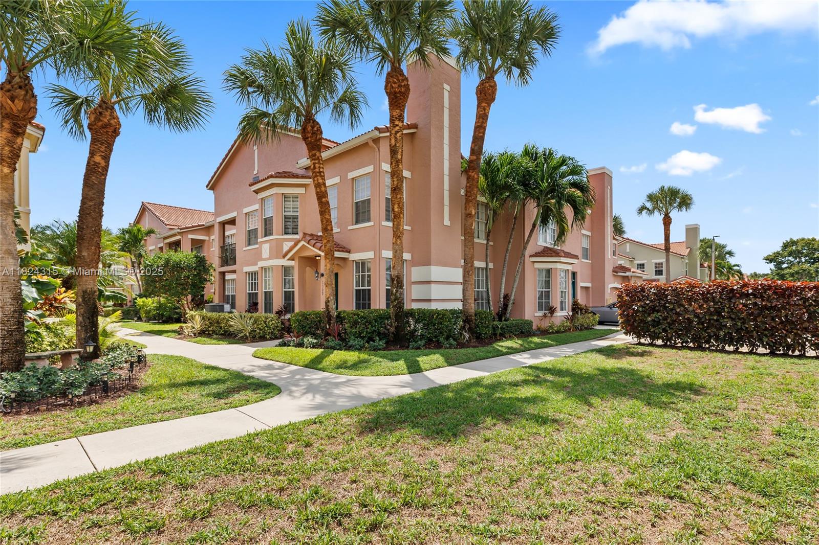 RESIDENCES OF BELMONT AT - фото