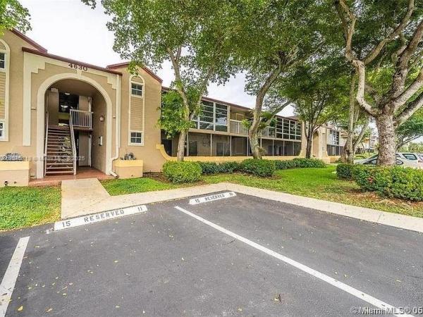 DORAL PK CO CLUB VILLAS C