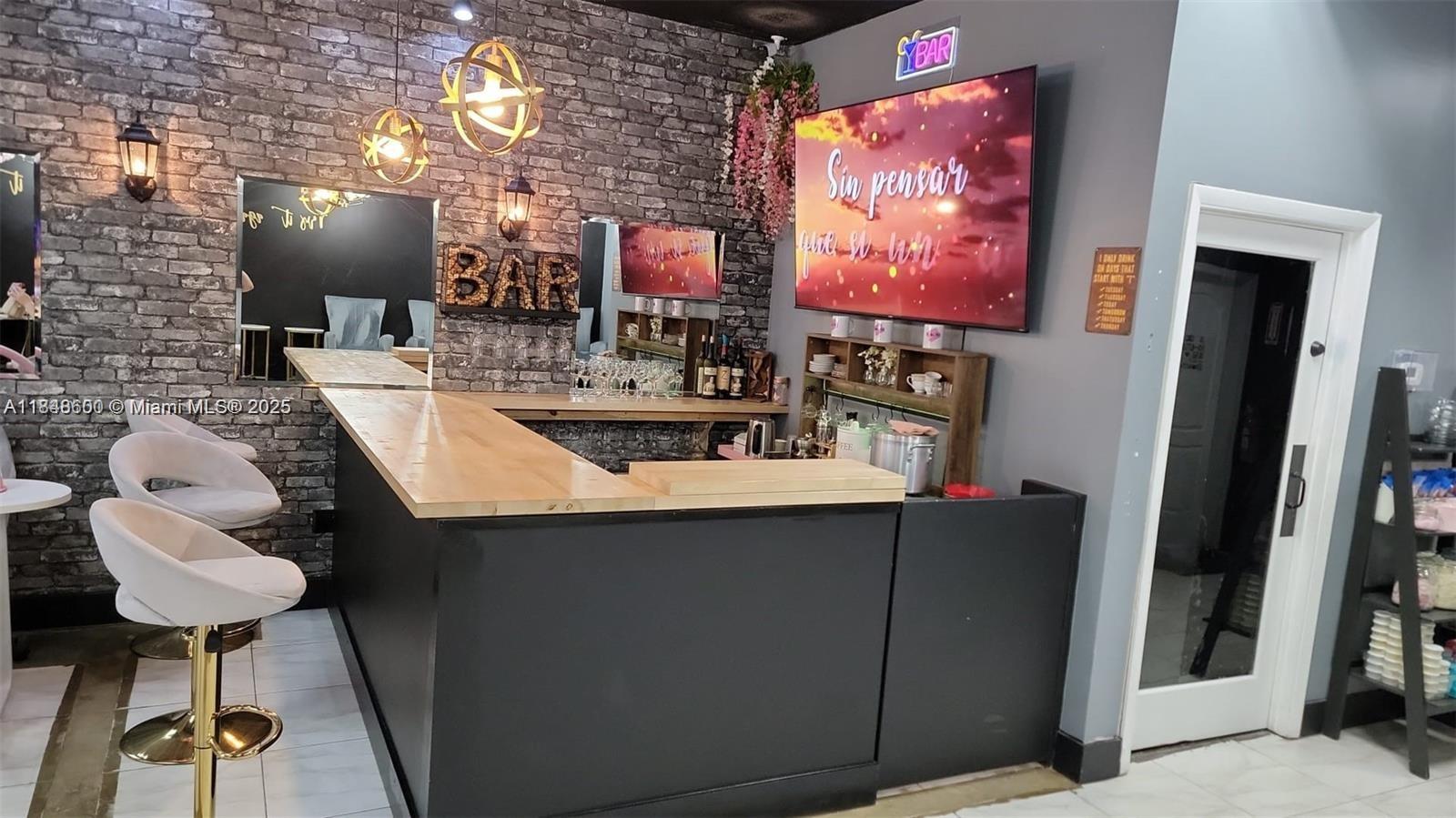 Hello Hi Nail Lounge & Bar - фото