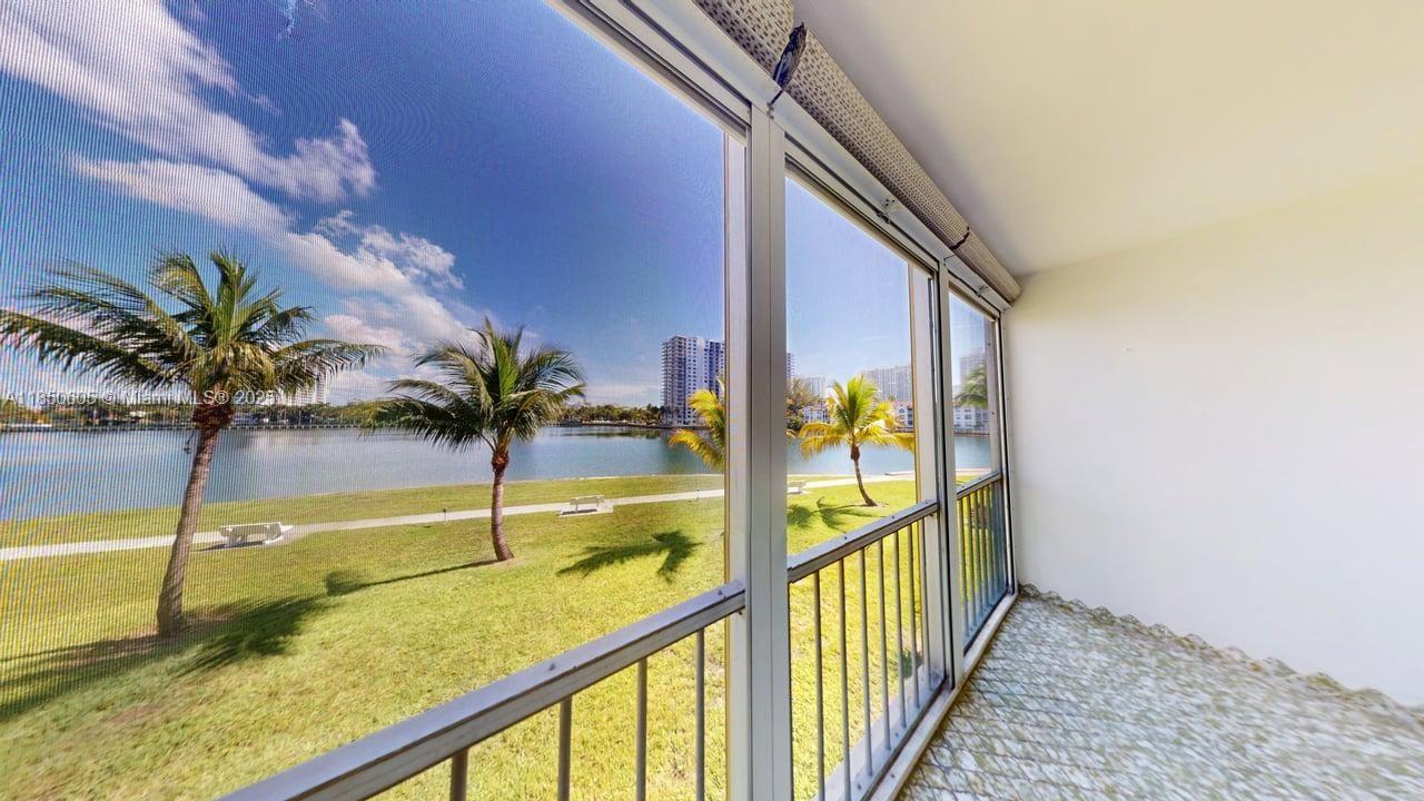 POINT EAST - фото