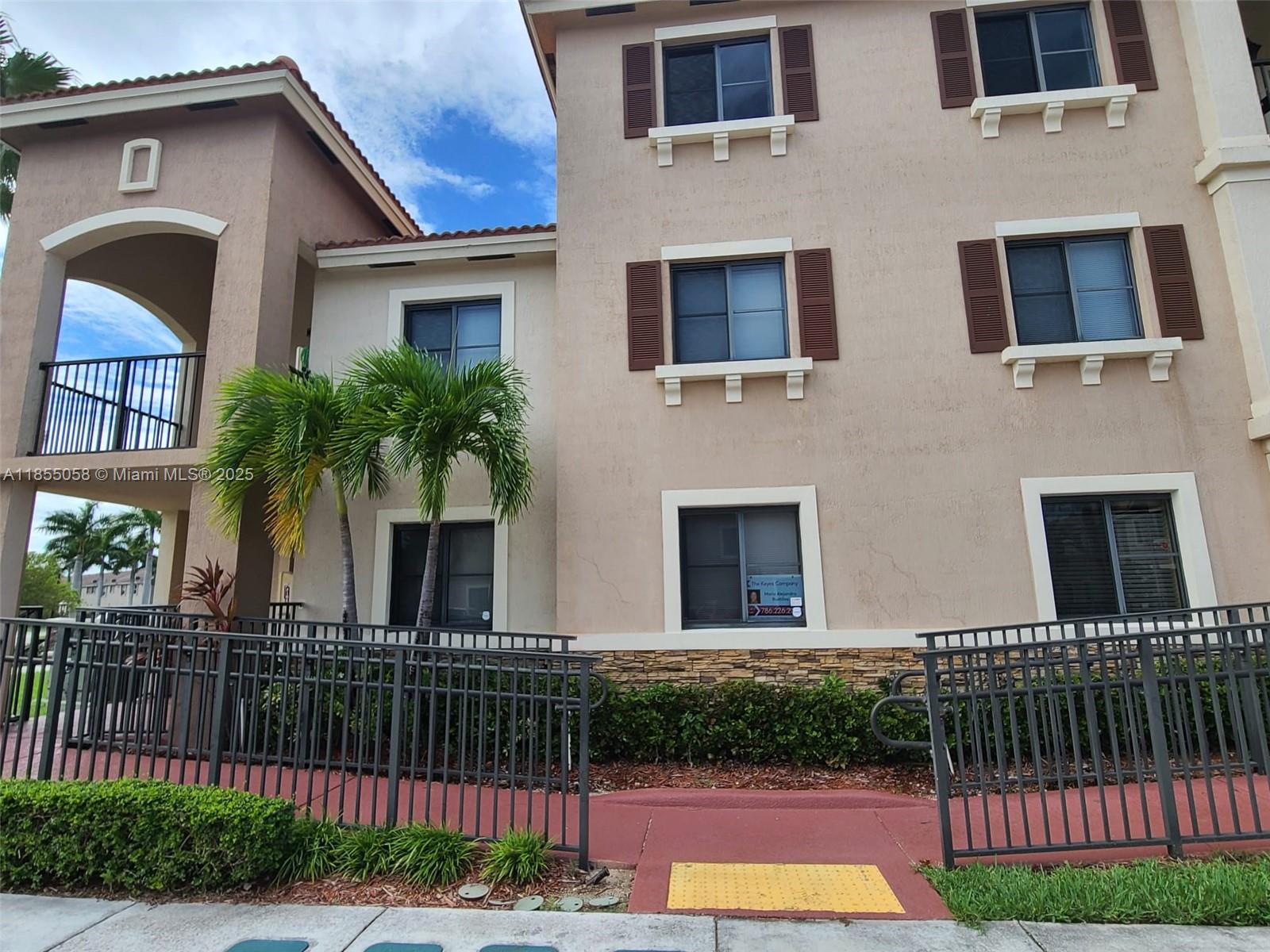 THE COURTS AT BAYSHORE II - фото