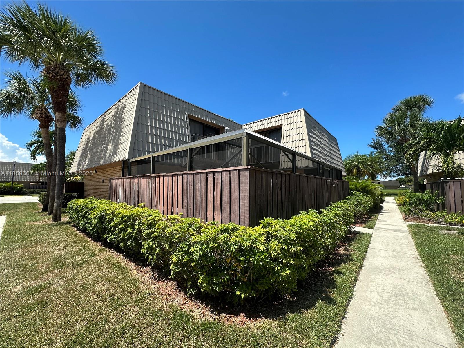 VILLAGE OF SANDALWOOD LAK - фото