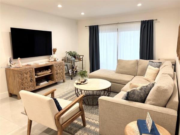 VENETIAN PALMS CONDO