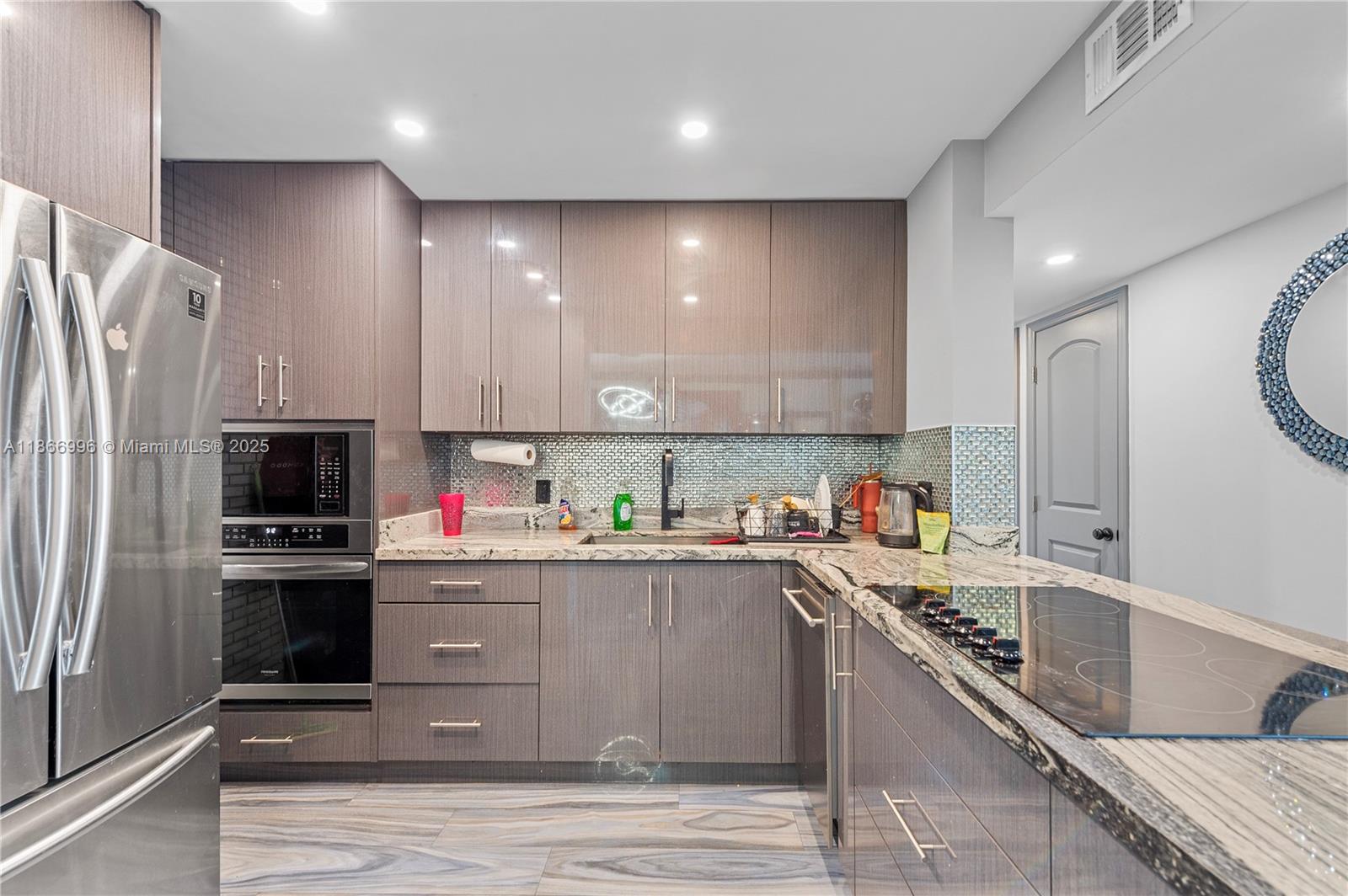 BAYVIEW CONDO - фото