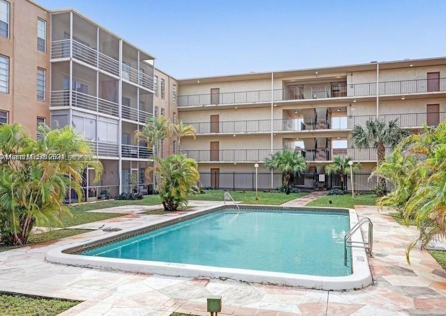 TOWN SQUARE CONDO - фото