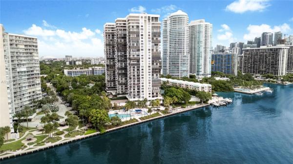 BRICKELL BAY CLUB CONDO