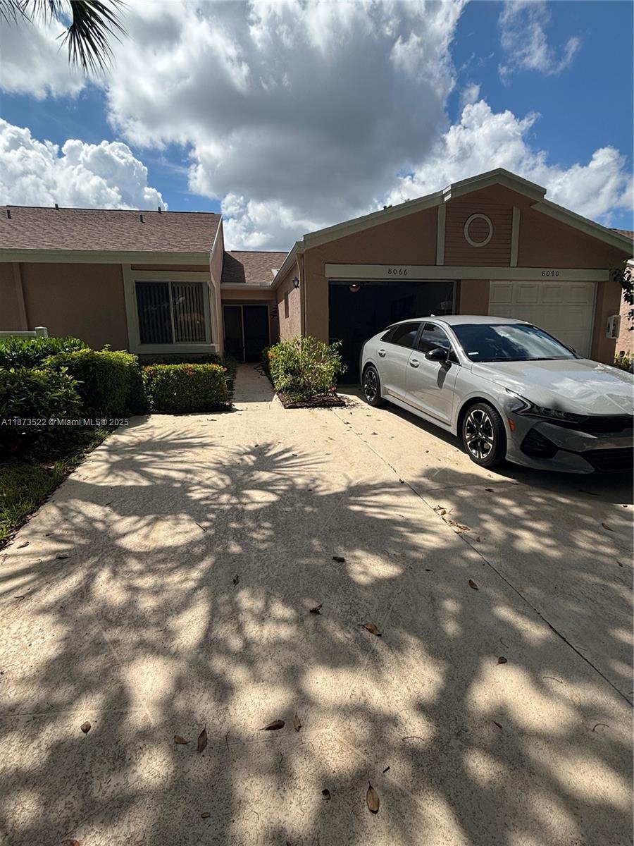 WHISPER WALK SEC C CONDO - фото