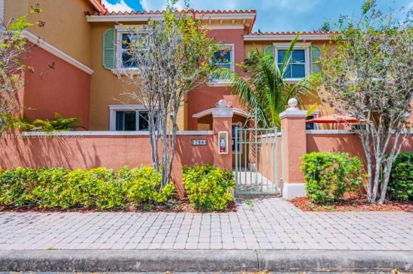 HAMPTON ISLES CONDO