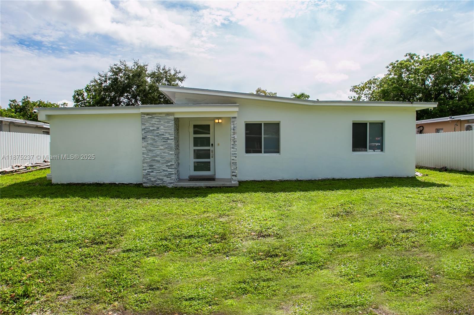 NICHOLS HEIGHTS - фото