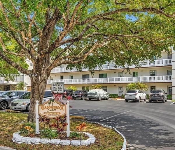 MEADOWBROOK LAKES CONDO