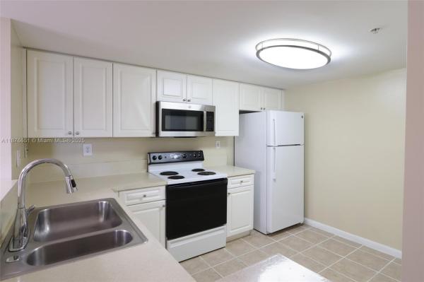 LAS OLAS BY THE RIVER CON