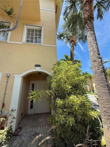 AQUA VISTA TOWNHOMES COND