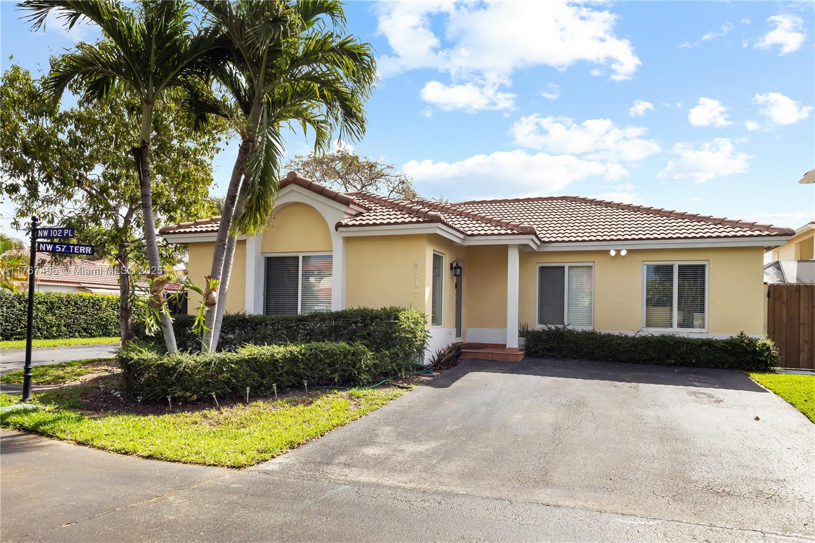 DORAL PALMS - фото