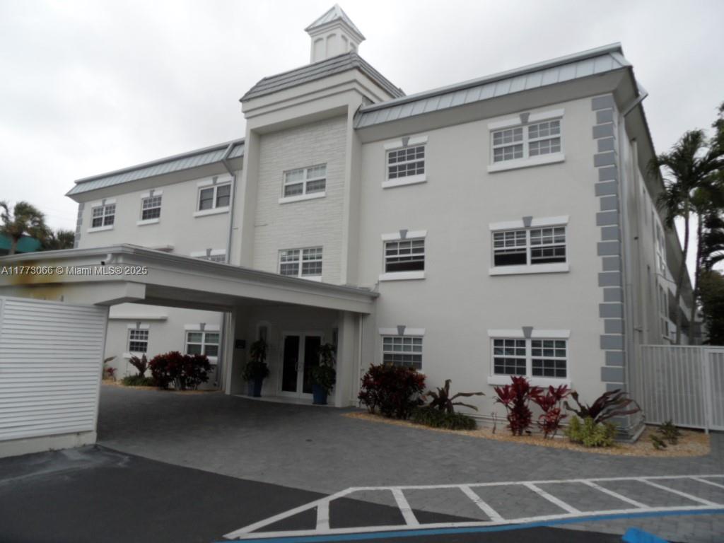 WHITTIER TOWERS - фото