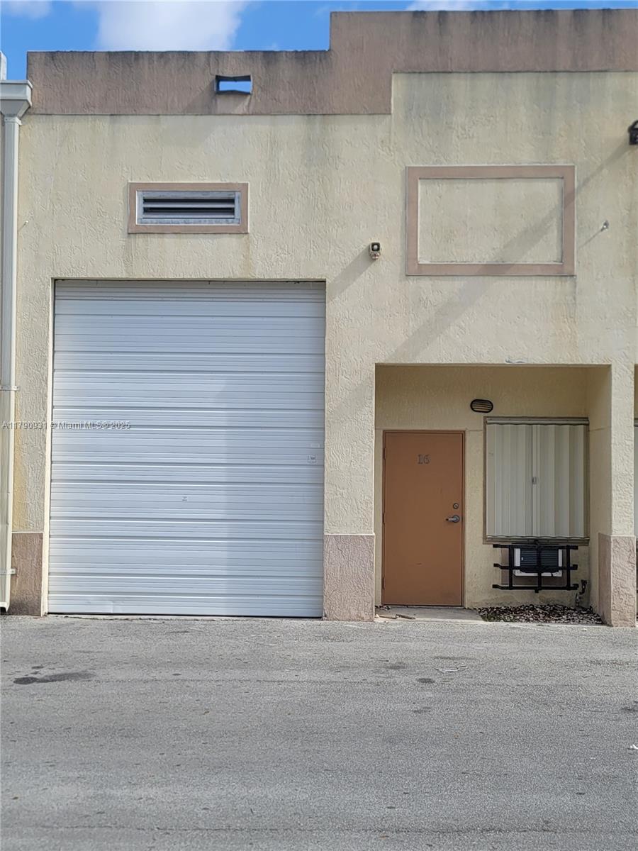 Commercial - фото